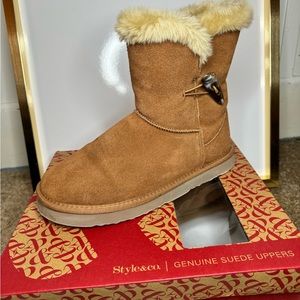 Brown boots with fur